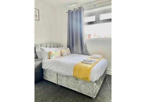 una piccola camera con un letto e una finestra di Pleasant 1 Bed Budget Apartment Near Blackpool City Centre 4 a Blackpool