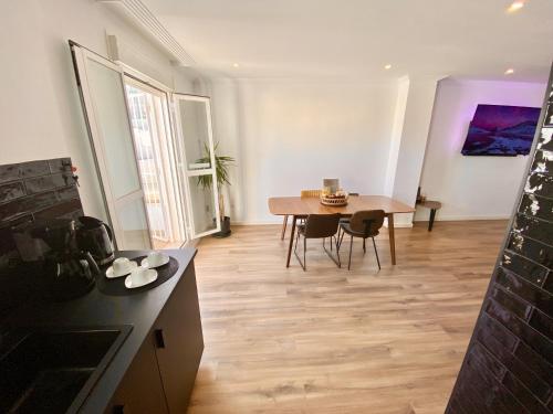 a kitchen and dining room with a table and chairs at Penthouse with Jacuzzi, and garaje Grupo AC Gestion in Cádiz