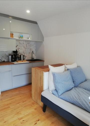 Zimmer mit einem Bett und einer Küche in der Unterkunft Tæt på Langesø in Morud