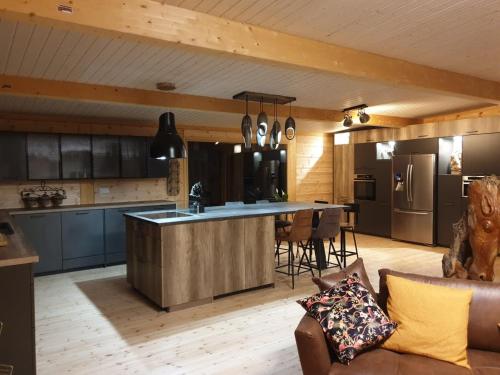 - une cuisine avec une grande île dans une chambre dans l'établissement Ranch, à La Haye-dʼEctot