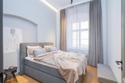 Postel nebo postele na pokoji v ubytování Belhome Lutsu Apartment in Old Town