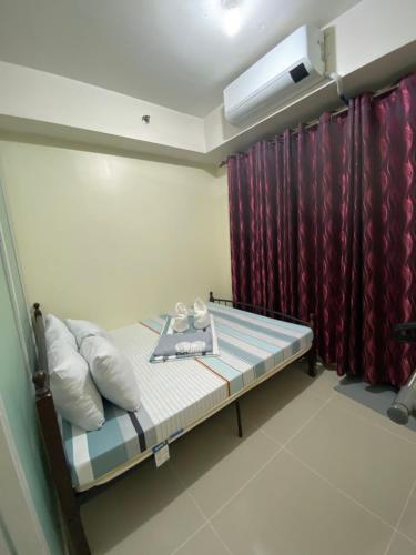 Postel nebo postele na pokoji v ubytování Sea Residences MOA Complex - Ruffa's Condotel