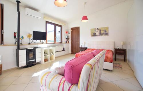 TV a/nebo společenská místnost v ubytování Beautiful Apartment In Camaiore