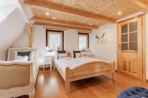 a bedroom with a bed and a wooden ceiling at Taszówka in Taszów