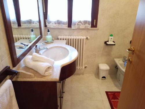 łazienka z umywalką i toaletą w obiekcie Appartamento Che Vista! Affittacamere w mieście Mombaroccio