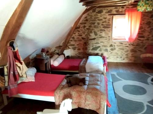 1 Schlafzimmer mit 2 Betten im Dachgeschoss in der Unterkunft Propriete de 4 chambres a Angoisse a 800 m de la plage avec terrasse et wifi in Angoisse