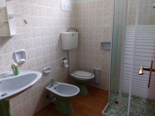 サンタ・クローチェ・カメリーナにあるVilla Cappuzzello Montalbanoのバスルーム(洗面台、トイレ、シャワー付)