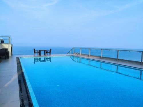 een groot zwembad op het dak van een gebouw bij Ocean Breeze Apartment Negombo, R 5, B16 Mina in Negombo
