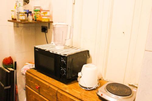 Ithaka Mansheya Hostel Alexandriaにあるキッチンまたは簡易キッチン