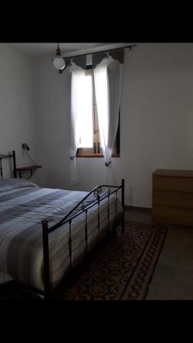 Acate的住宿－Da zia Franca，一间卧室设有一张床和一个窗口