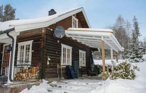 a log cabin with a porch in the snow at 3 Bedroom Beautiful Home In Gjesåsen in Glorvika