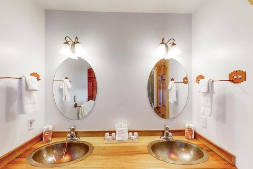 Dos lavabos en un baño con dos espejos en Coyote Run 9, en Moab
