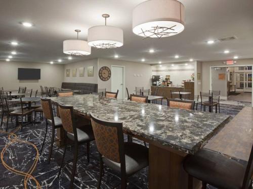 GrandStay Hotel & Suites - Morris في Morris: غرفة كبيرة مع طاولة وكراسي كبيرة