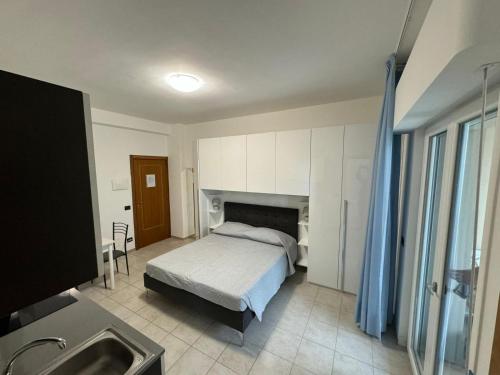 una camera con letto e lavandino di Appartamenti Vacanze Vista mare ad Alba Adriatica
