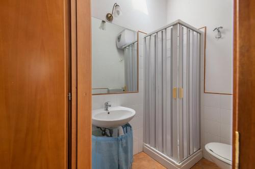 uma casa de banho com um lavatório e um WC em Politeama's corner- Affitti Brevi Italia em Palermo