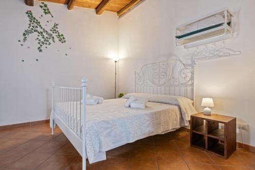 um quarto com uma cama branca e uma mesa em Politeama's corner- Affitti Brevi Italia em Palermo