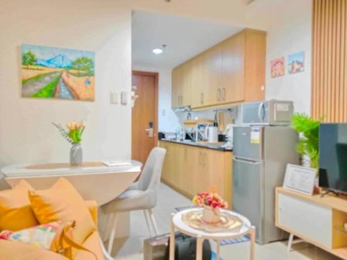 a room with a kitchen and a living room at Shell Residences by Amonbrey Suite nr airport in Manila
