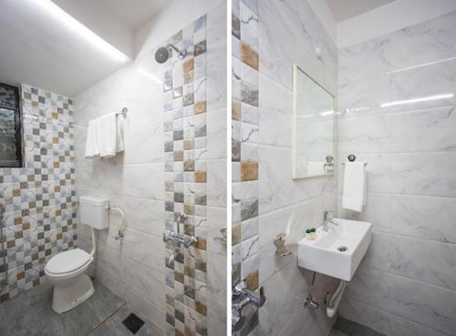 浦那的住宿－Hotel Padma Krishna，一间带卫生间和水槽的浴室