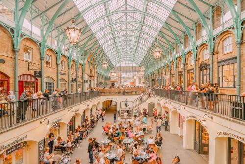 a crowd of people sitting at tables in a shopping mall at Stunning Apartment Central London 1 bedroom Zone 1 Kennington, Sleeps 4 - Open for Long Stays and Families Relocating in London