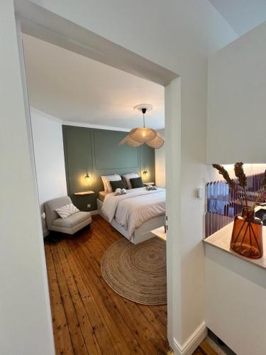 une chambre avec un lit et une chaise dedans dans l'établissement Grand Cerf - Centre historique, à Reims