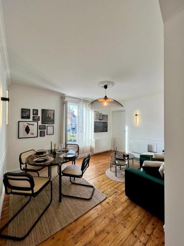 un salon avec une table, des chaises et un canapé dans l'établissement Grand Cerf - Centre historique, à Reims