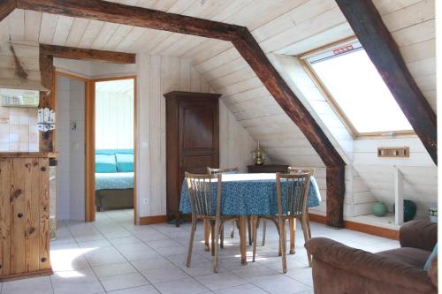 une salle à manger avec une table et des chaises dans l'établissement Domaine De Kéryel, à Plougonvelin