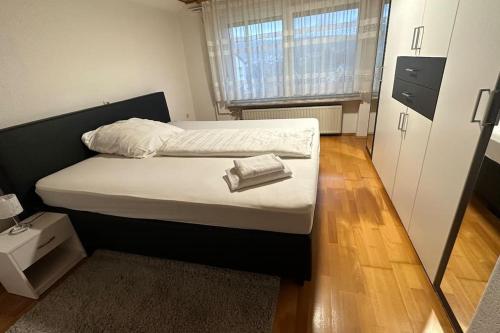 Bett in einem kleinen Zimmer mit einer weißen Matratze in der Unterkunft 2 Zimmer Wohnung mit Garten und Terrasse in Bad Hersfeld