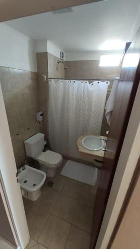 a small bathroom with a toilet and a sink at Monoambiente en Resistencia in Resistencia