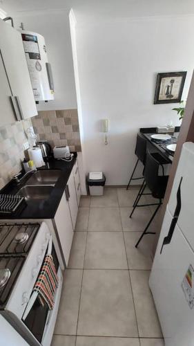 a small kitchen with a sink and a stove at Monoambiente en Resistencia in Resistencia