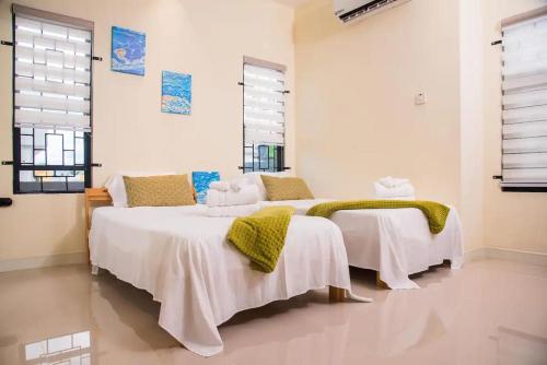 Un pat sau paturi într-o cameră la Oceanview @ Pyramid Point Villa, Ocho Rios, Jamaica