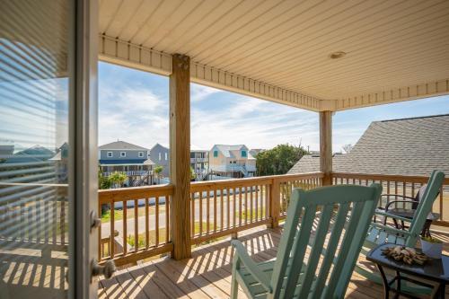 Μπαλκόνι ή βεράντα στο Beach 45 by Oak Island Accommodations