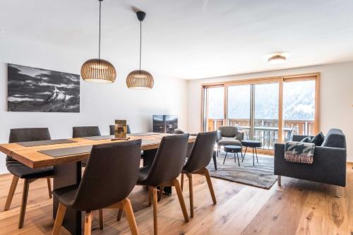a dining room with a table and chairs at Apartment Walt 3.5 - GRIWA RENT AG in Grindelwald