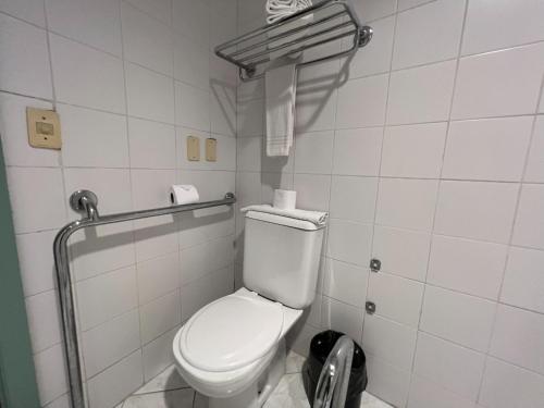 a white bathroom with a toilet and a shower at Master Express Alberto Bins - 200 metros do Hospital Santa Casa in Porto Alegre
