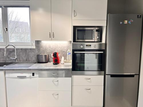 Kuchyň nebo kuchyňský kout v ubytování Apart 85 m2 proche de paris stade de France parking free