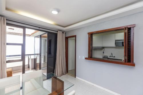 a living room with a mirror on the wall at Vista Panoramica da Praia com 2qts, e vaga in Rio de Janeiro