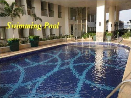 uma grande piscina em frente a um edifício em 2 Bedroom Penthouse at Suntrust Capitol Plaza, Diliman, Quezon City em Manila