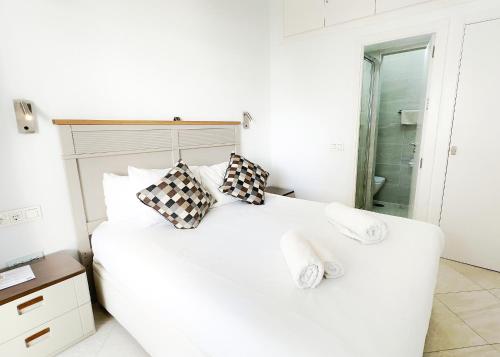Skol 322 - Completely Renovated Beach Front Apartment Marbella