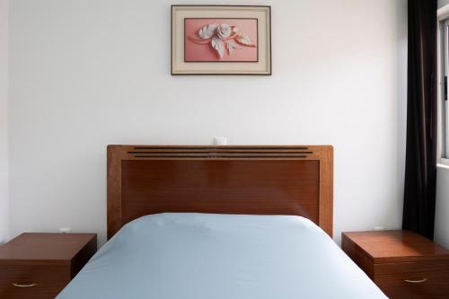1 dormitorio con 1 cama y una foto en la pared en 5 bdr house near Praça Center, AC & Wifi - LCGR, en Praia