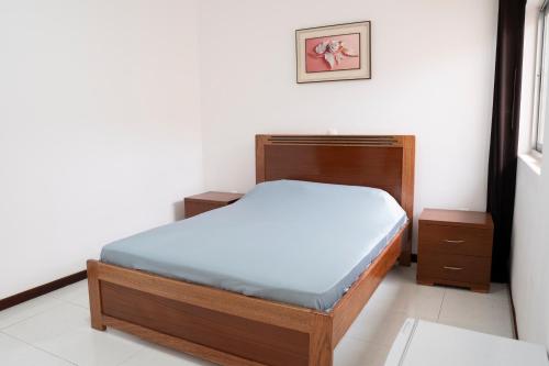 1 dormitorio con 1 cama y una foto en la pared en 5 bdr house near Praça Center, AC & Wifi - LCGR, en Praia