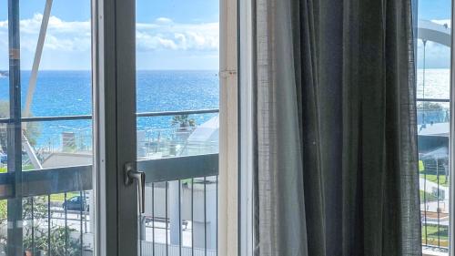 Alimos Sea View Family Apartment