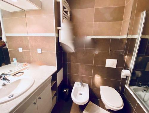 une salle de bain avec toilettes et lavabo dans l'établissement appartement terrasse Nice , chambre , La piscine, à Nice