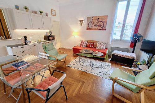 un salon avec une table et des chaises et une cuisine dans l'établissement HENRI CAMILLE REAL ESTATE - Florida - 2 bedrooms close center, à Cannes