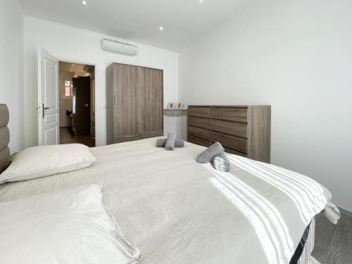 een groot wit bed met 2 kussens erop bij Le provence in Beausoleil