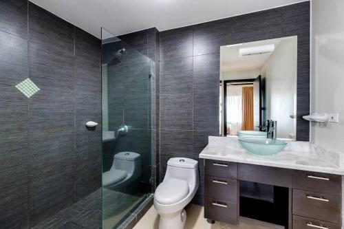 雅各的住宿－Diamante del Sol 202N - 2nd Floor Ocean View，浴室配有卫生间、盥洗盆和淋浴。