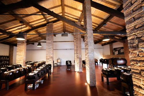 Una habitación grande con un montón de sillas. en LA CASCINA DEL BALSAMICO, en Gaggio