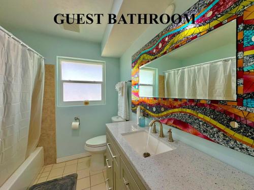 Ένα μπάνιο στο Family Fun-Prime Location Heated Pool Sleeps10 Villa