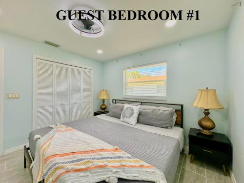 Ένα ή περισσότερα κρεβάτια σε δωμάτιο στο Family Fun-Prime Location Heated Pool Sleeps10 Villa