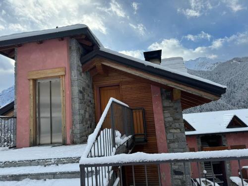 a house with a balcony in the snow at Il Piccolo Sogno in Temù