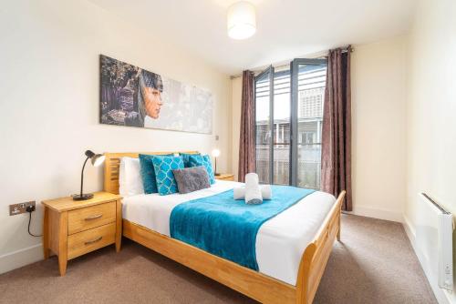 Un dormitorio con una cama grande y una ventana en China Town 2 Bedroom Apartment - Balcony - Secure Parking 48A en Birmingham