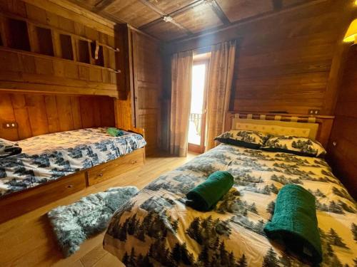 a bedroom with two beds in a cabin at Mon Bijou in Sauze d'Oulx